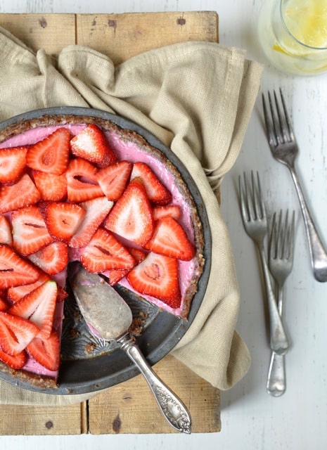 Raw Strawberry Pie from Let Them Eat Vegan
